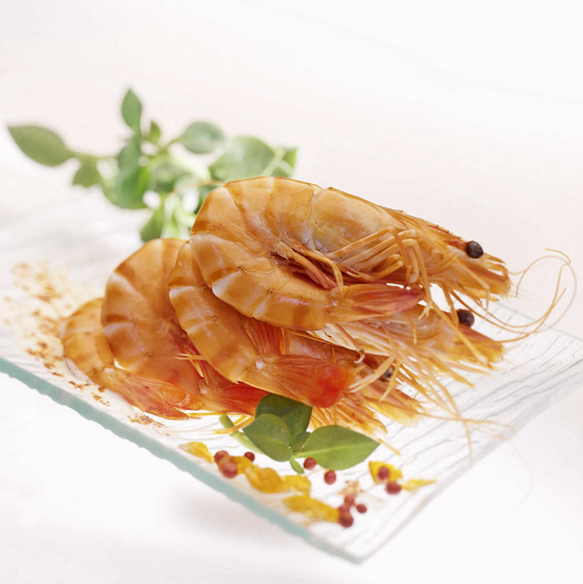 无人,竖图,俯视,室内,特写,白天,白色背景,餐桌,桌子,餐具,叶子,一堆,许多,阴影,堆叠,堆积,朦胧,模糊,透明,反射,碟子,盘,影子,虾,绿叶,大虾,一个,盘子,碟,嫩叶,摄影,影棚,对虾,单个,餐台,堆,斑节虾,通明,东方对虾,中国对虾,叶,叶片,彩图,高角度拍摄,影棚拍摄,拍摄