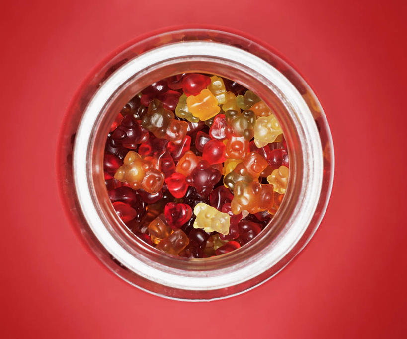 无人,横图,俯视,彩色,室内,特写,白天,餐桌,桌子,玻璃,一堆,许多,阴影,堆叠,堆积,红色背景,反射,影子,食品,糖,糖果,甜点,甜品,软糖,玻璃制品,食物,一个,玻璃瓶,瓶子,甜食,摄影,影棚,单个,餐台,堆,广口瓶,彩图,高角度拍摄,影棚拍摄,拍摄