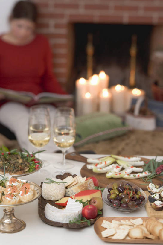 点心,红酒,葡萄酒,西方人,一个人,客厅,坐,竖图,室内,白天,正面,壁炉,餐桌,桌子,蔬菜,杯子,蜡烛,书籍,欧洲,圣诞节,欧洲人,仅一个年轻女性,仅一个女性,仅一个人,一本,握,阴影,服装,节日,朦胧,模糊,庆祝,新鲜,光线,高脚杯,火焰,影子,烛光,食品,红酒杯,白葡萄酒,酒类,燃烧,注视,休闲装,文化,玻璃制品,酒,食物,饮料,衣服,酒杯,饼干,零食,低头,点燃,观察,看,庆典,休闲,休闲服,握着,服饰,有机食品,绿色食品,餐台,观看,纪念,察看,起居室,葡萄酒杯,关注,客堂,年轻女性,女人,女性,白种人,玻璃杯,书,图书,坐着,半身,彩图