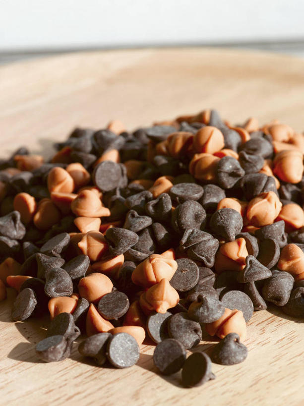 无人,竖图,俯视,室内,特写,白天,餐桌,桌子,一堆,许多,阴影,堆叠,堆积,反射,木制,影子,食品,糖,糖果,甜点,甜品,案板,砧板,食物,木制品,甜食,巧克力,摄影,影棚,餐台,朱古力,堆,彩图,高角度拍摄,影棚拍摄,拍摄