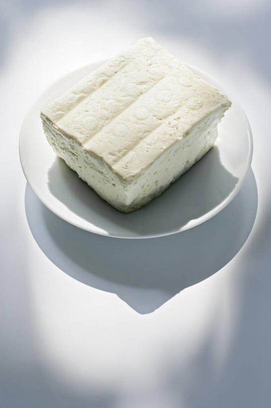 豆腐,无人,竖图,俯视,室内,特写,白天,白色背景,餐桌,桌子,餐具,阴影,反射,碟子,盘,影子,白色,盘子,碟,摄影,影棚,餐台,卫生,豆制品,纯真,洁净,光明,恬静,中间色,朴素,清白,彩图,高角度拍摄,影棚拍摄,拍摄