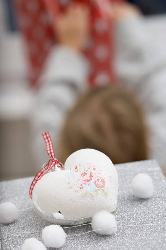 西方人,儿童,一个人,举,竖图,俯视,室内,特写,白天,爱情,纯洁,餐桌,桌子,礼盒,礼物,欧洲,欧洲人,仅一个女性,仅一个人,阴影,爱心,朦胧,模糊,装饰,反射,丝绸,丝带,影子,纸盒,缎带,浪漫,绸带,盒子,小孩,包装盒,礼品盒,托,仅一个小孩,温暖,温馨,心形,恩爱,可爱,童年,童趣,礼品,餐台,华丽,修饰,点缀,和睦,童真,烂漫,无邪,衬托,美观,雅致,雅观,天真,女孩,女人,女性,白种人,孩子,心型,举起,举手,举着,向上举,向上伸,向上托,半身,彩图,高角度拍摄,融洽,女生