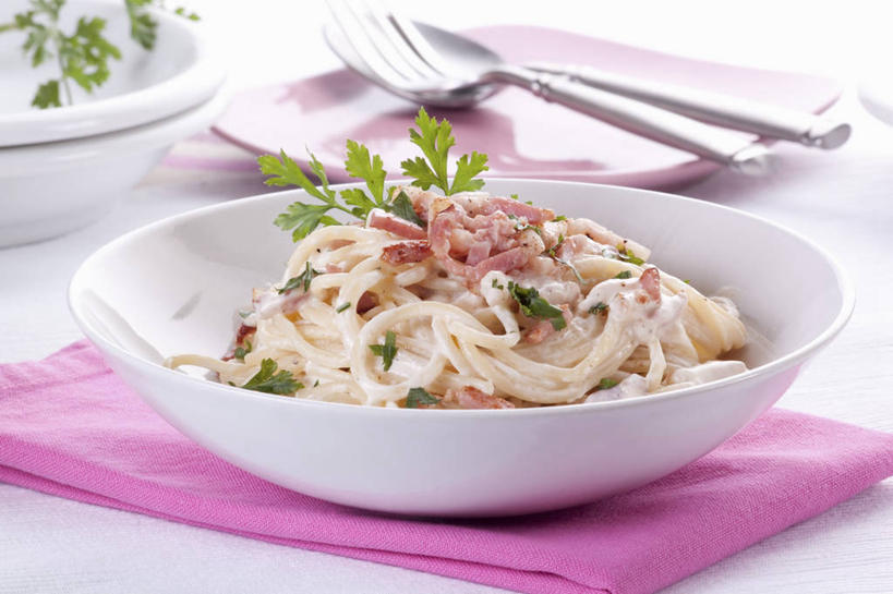 面食,面条,意大利面,无人,横图,俯视,室内,特写,白天,白色背景,西餐,餐桌,桌子,芹菜,蔬菜,阴影,反射,布料,影子,勺子,陶瓷,面,肉,料理,食品,陶瓷制品,布纹,猪肉,肉类,桌布,食物,粉色,白色,餐巾,容器,调羹,台布,汤匙,碗,西式,摄影,荷兰芹,欧芹,香芹,影棚,餐台,储藏,储存,肉食,豚肉,法香,巴西利,洋香菜,洋芫荽,法国香菜,旱芹菜,番荽,彩图,高角度拍摄,影棚拍摄,拍摄,贮存