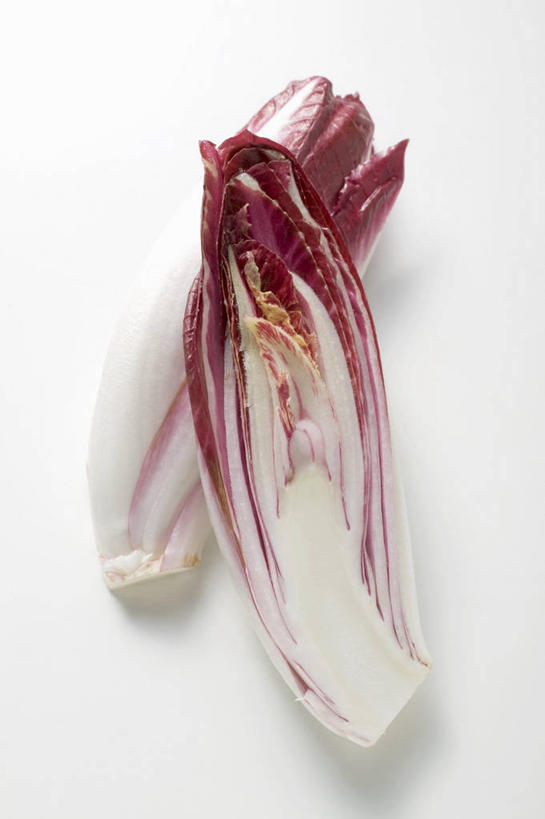 无人,竖图,俯视,室内,特写,白天,白色背景,餐桌,桌子,蔬菜,切开,阴影,新鲜,反射,影子,菊苣,食品,药草,食物,两个,切,摄影,有机食品,绿色食品,影棚,餐台,药材,剖面,切面,彩图,高角度拍摄,影棚拍摄,拍摄