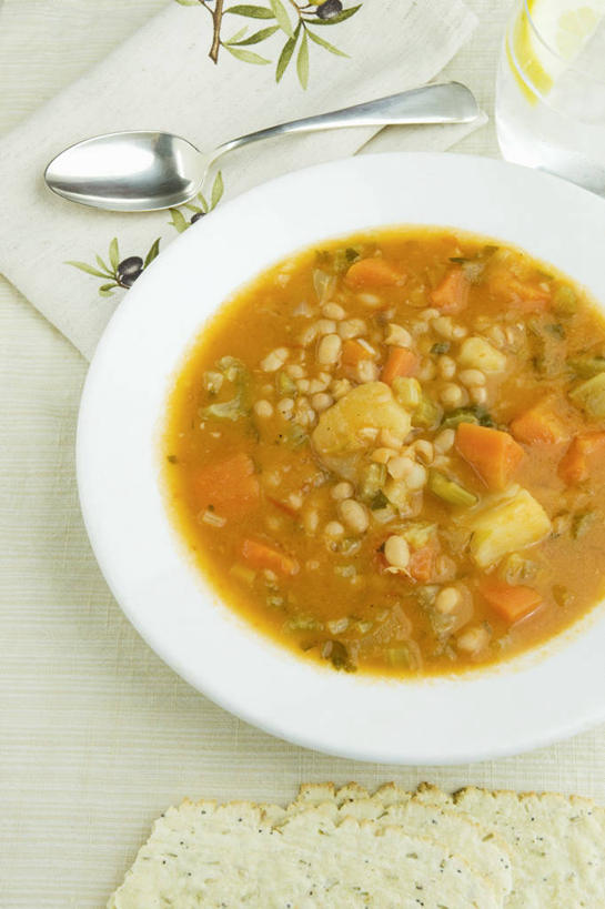 无人,竖图,俯视,室内,特写,白天,烹饪,西餐,植物,餐桌,桌子,豆,萝卜,胡萝卜,蔬菜,餐具,阴影,新鲜,反射,碟子,盘,影子,勺子,豆类,豆子,汤,料理,食品,菜肴,美食,食物,白色,盘子,调羹,碟,汤匙,橙色,西式,佳肴,有机食品,绿色食品,餐台,豆科,红萝卜,甘荀,彩图,高角度拍摄