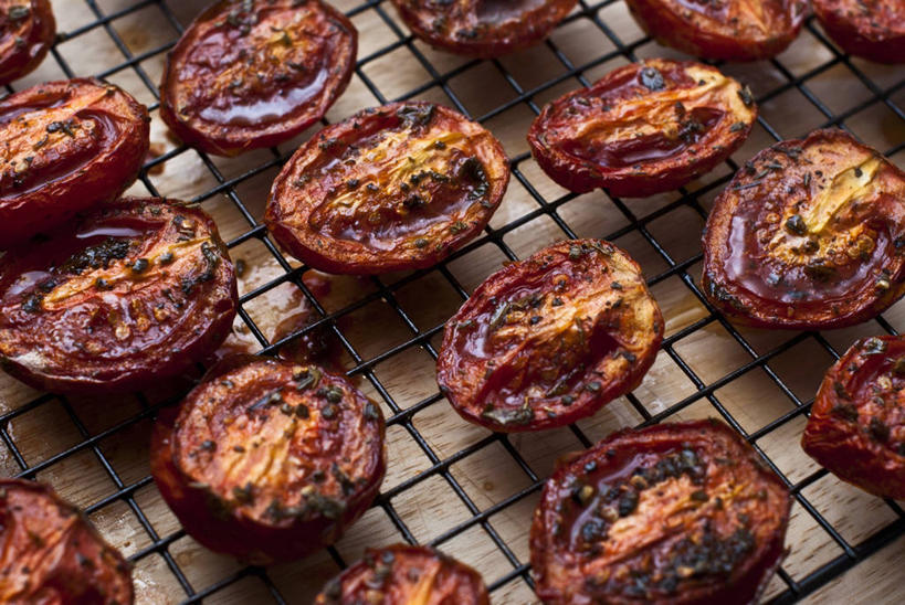 无人,横图,俯视,室内,特写,白天,烘焙,餐桌,桌子,蔬菜,西红柿,小番茄,金属制品,一排,许多,阴影,新鲜,整齐,反射,金属,影子,食品,架子,食物,排列,一个,有机食品,绿色食品,单个,餐台,队列,冷却,冷却架,小西红柿,樱桃小番茄,珍珠小番茄,樱桃番茄,圣女果,番茄,彩图,高角度拍摄