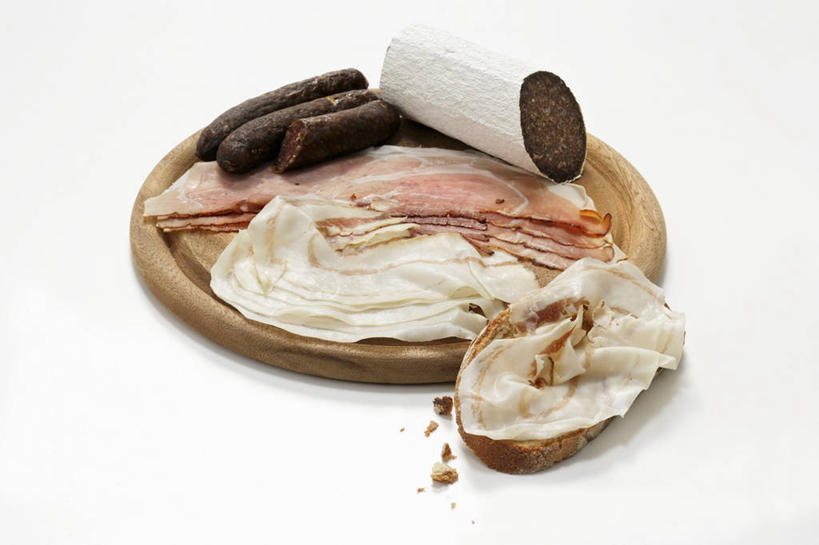 点心,面包,无人,横图,俯视,室内,特写,白天,白色背景,餐桌,桌子,许多,阴影,反射,木制,影子,肉,香肠,面点,案板,腊肠,肉类,砧板,糕点,木制品,摄影,影棚,餐台,肉食,彩图,高角度拍摄,影棚拍摄,拍摄