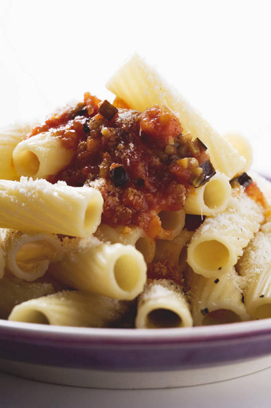 面食,通心粉,无人,竖图,俯视,室内,特写,白天,白色背景,西餐,餐桌,桌子,茄子,蔬菜,餐具,一堆,许多,阴影,堆叠,堆积,新鲜,反射,碟子,盘,影子,调料,酱料,酱汁,面,茄汁,通心面,佐料,料理,食品,调味品,调味料,番茄酱,酱,食物,一个,盘子,碟,西式,摄影,有机食品,绿色食品,影棚,单个,餐台,堆,落苏,酪酥,昆仑瓜,矮瓜,彩图,高角度拍摄,影棚拍摄,拍摄