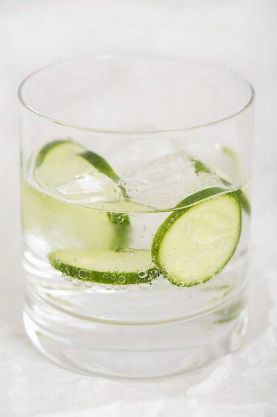 无人,竖图,俯视,室内,特写,白天,白色背景,餐桌,桌子,黄瓜,蔬菜,杯子,阴影,新鲜,反射,影子,食品,酒类,一杯,文化,玻璃制品,酒,食物,饮料,一个,水杯,鸡尾酒,调酒,摄影,有机食品,绿色食品,影棚,单个,餐台,创造,想象,马提尼,马提尼酒,玻璃杯,青瓜,胡瓜,彩图,高角度拍摄,影棚拍摄,拍摄