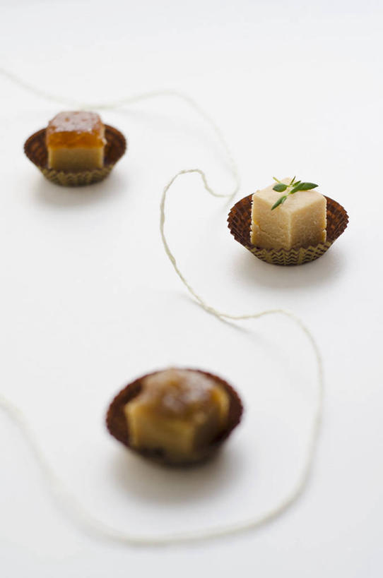 牛奶,无人,竖图,俯视,室内,特写,白天,白色背景,餐桌,桌子,阴影,反射,影子,食品,糖,糖果,甜点,甜品,饮品,软糖,营养,食物,饮料,三个,果酱,甜食,摄影,影棚,餐台,乳制品,奶,牛乳,安神,果子酱,彩图,高角度拍摄,影棚拍摄,拍摄