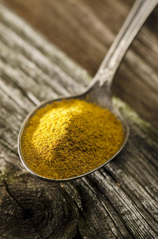 咖哩,无人,竖图,俯视,室内,特写,白天,烹饪,餐桌,桌子,金属制品,一堆,许多,阴影,堆叠,堆积,反射,金属,木制,影子,勺子,调料,料理,食品,调味品,调味料,咖喱,菜肴,美食,食物,一个,黄色,木制品,调羹,汤匙,佳肴,单个,餐台,堆,彩图,高角度拍摄