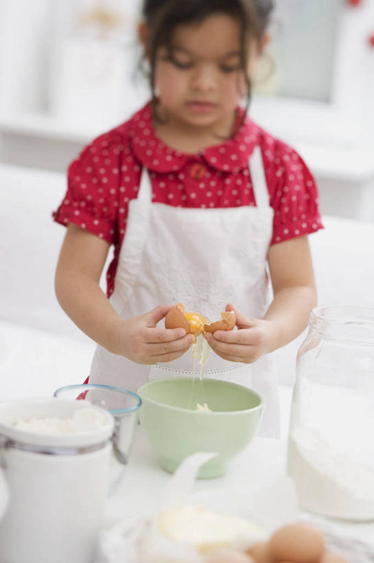 点心,西方人,儿童,一个人,站,竖图,室内,白天,正面,纯洁,桌面,桌子,欧洲,圣诞节,欧洲人,仅一个女性,仅一个人,握,阴影,服装,节日,朦胧,模糊,庆祝,反射,木制,影子,陶瓷,蛋,鸡蛋,食品,陶瓷制品,曲奇,拿,拿着,注视,休闲装,文化,食物,一个,小孩,衣服,木制品,容器,碗,饼干,零食,观察,看,站着,仅一个小孩,庆典,休闲,休闲服,可爱,童年,童趣,握着,服饰,单个,观看,纪念,储藏,察看,储存,关注,曲奇饼,童真,曲奇饼干,烂漫,无邪,卵,天真,女孩,女人,女性,白种人,孩子,站立,半身,彩图,贮存,女生