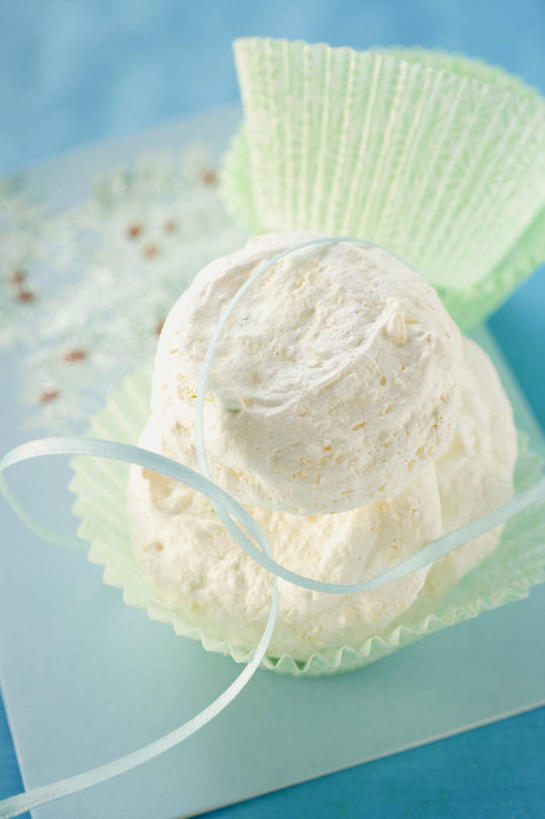 点心,无人,竖图,俯视,室内,特写,白天,下午茶,桌面,桌子,椰子,餐具,水果,圣诞节,阴影,节日,庆祝,新鲜,反射,木制,碟子,盘,影子,生食,食品,果实,文化,食物,糕点,一个,盘子,木制品,碟,庆典,有机食品,绿色食品,单个,纪念,大椰,胥余,椰瓢,越王头,彩图,高角度拍摄,蛋糕