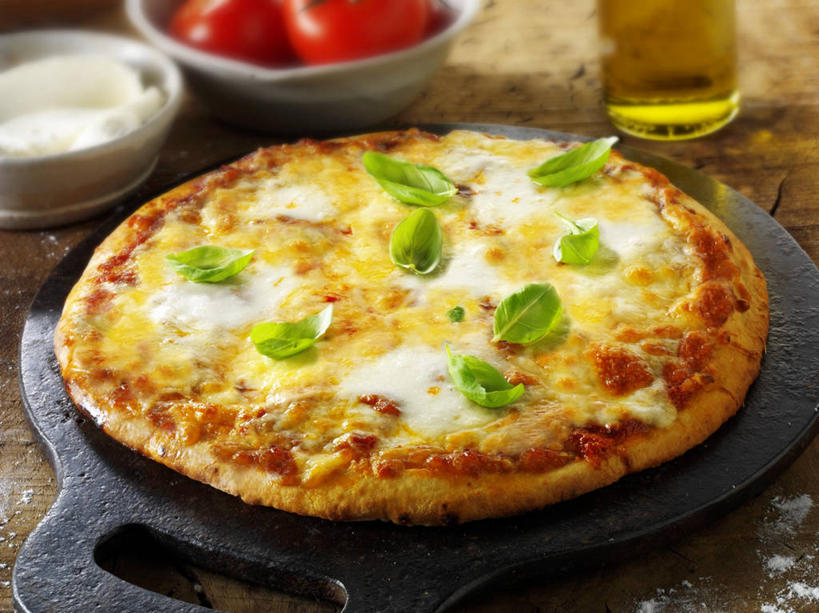 奶酪,无人,横图,俯视,室内,特写,白天,烹饪,西餐,植物,桌面,桌子,蔬菜,西红柿,阴影,朦胧,模糊,新鲜,反射,木制,影子,食用油,香料,油,干酪,橄榄油,起司,料理,食品,披萨,匹萨,草药,芝士,营养,菜肴,美食,中药,玻璃制品,食物,一个,玻璃瓶,木制品,瓶子,快餐,香草,乳酪,西式,佳肴,有机食品,绿色食品,单个,罗勒,乳制品,比萨,紫苏,药材,中草药,发酵,西式快餐,垃圾食品,植物油,意大利薄饼,九层塔,圣约瑟夫草,甜罗勒,兰香,中药材,本草,番茄,彩图,高角度拍摄