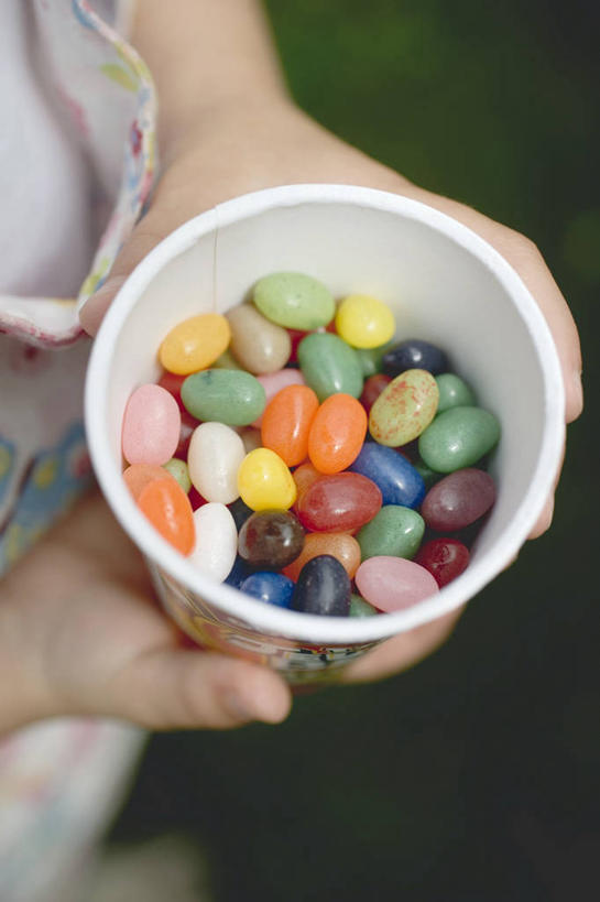 西方人,儿童,手,一个人,站,竖图,俯视,彩色,室内,特写,白天,纯洁,杯子,欧洲,复活节,欧洲人,双手,仅一个男性,仅一个人,一堆,握,堆叠,堆积,服装,节日,朦胧,模糊,庆祝,食品,糖,糖果,甜点,甜品,软糖,拿,拿着,休闲装,文化,食物,一个,小孩,衣服,纸制品,甜食,站着,仅一个小孩,庆典,休闲,手部,休闲服,可爱,童年,童趣,握着,服饰,单个,纪念,纸杯,堆,五颜六色,色彩斑斓,一次性杯子,五彩缤纷,童真,烂漫,无邪,五彩斑斓,五光十色,天真,男孩,男人,男性,白种人,孩子,站立,半身,彩图,高角度拍摄,男生