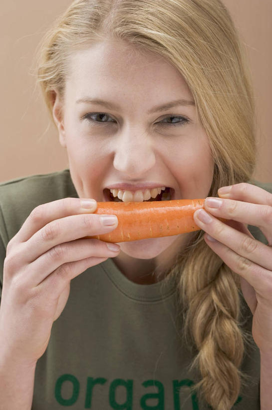 西方人,脸,头,脸颊,手,一个人,吃,竖图,室内,特写,白天,正面,萝卜,胡萝卜,蔬菜,欧洲,欧洲人,双手,仅一个年轻女性,仅一个女性,仅一个人,握,服装,新鲜,食品,拿,拿着,注视,休闲装,食物,一个,衣服,观察,看,休闲,手部,休闲服,握着,摄影,服饰,有机食品,绿色食品,影棚,单个,观看,察看,关注,年轻女性,女人,女性,白种人,头部,脸部,脸蛋,面部,红萝卜,甘荀,嚼,食,半身,彩图,影棚拍摄,拍摄