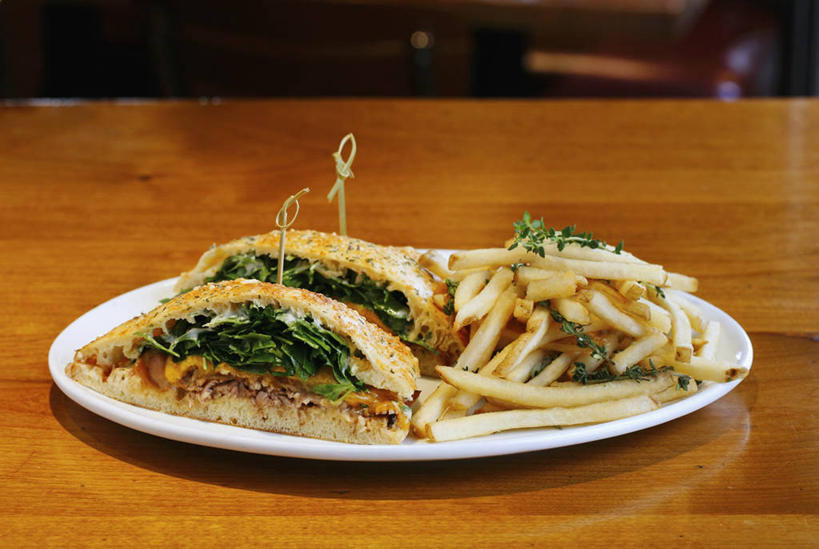 点心,面包,无人,横图,俯视,室内,特写,白天,烹饪,西餐,桌面,桌子,蔬菜,土豆,餐具,阴影,新鲜,反射,木制,碟子,盘,影子,鸡肉,肉,三明治,料理,食品,面点,薯条,菜肴,美食,肉类,竹签,食物,糕点,一个,盘子,木制品,碟,快餐,西式,佳肴,有机食品,绿色食品,单个,肉食,西式快餐,三文治,取食签,馍馍蛋,洋芋,山药蛋,马铃薯,彩图,高角度拍摄