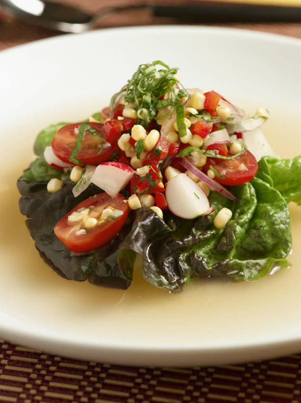 无人,竖图,俯视,室内,特写,白天,桌面,桌子,辣椒,蔬菜,西红柿,小番茄,餐具,阴影,新鲜,反射,木制,碟子,盘,影子,生菜,莴苣,生食,蔬菜沙拉,沙拉,食品,色拉,沙律,食物,一个,盘子,木制品,碟,有机食品,绿色食品,单个,色拉酱,千岛酱,彩椒,辣角,红海椒,大椒,辣虎,广椒,春菜,鹅仔菜,莴仔菜,千金菜,叶用莴苣,小西红柿,樱桃小番茄,珍珠小番茄,樱桃番茄,甜椒,柿子椒,圣女果,辣子,海椒,番茄,番椒,灯笼椒,彩图,高角度拍摄