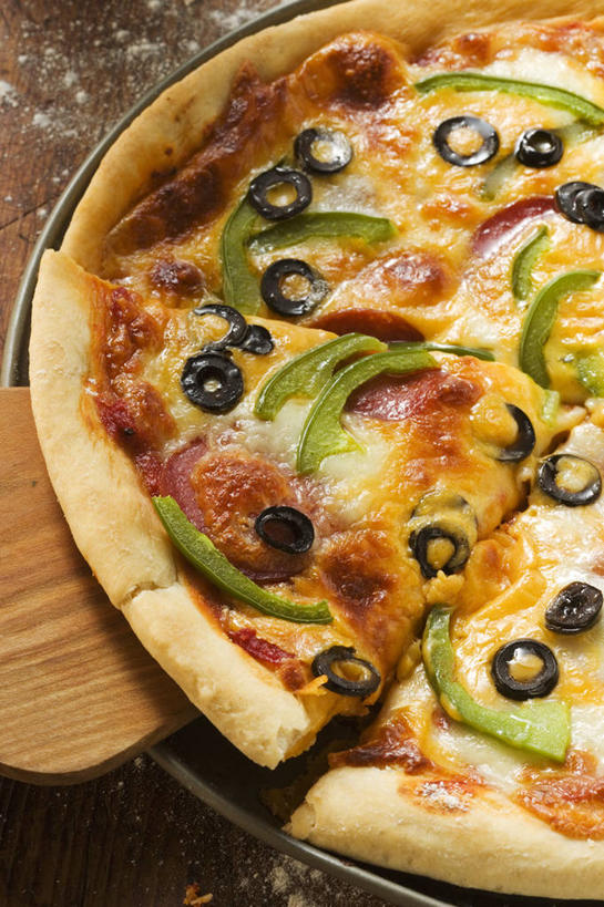 奶酪,无人,竖图,俯视,室内,特写,白天,烹饪,西餐,桌面,桌子,橄榄,辣椒,蔬菜,餐具,水果,阴影,新鲜,反射,木制,铲子,碟子,盘,影子,肉,香肠,干酪,起司,料理,食品,披萨,匹萨,腊肠,芝士,营养,猪肉,菜肴,美食,肉类,食物,一个,盘子,木制品,碟,快餐,乳酪,西式,佳肴,有机食品,绿色食品,单个,黑橄榄,乳制品,比萨,发酵,肉食,彩椒,西式快餐,垃圾食品,乌橄榄,乌榄,辣角,红海椒,大椒,辣虎,广椒,意大利薄饼,豚肉,油橄榄,青果,白榄,甜椒,柿子椒,辣子,海椒,番椒,灯笼椒,彩图,高角度拍摄