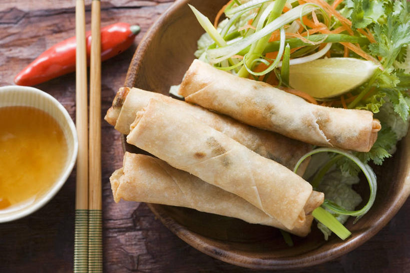 点心,无人,横图,俯视,室内,特写,白天,筷子,桌面,桌子,萝卜,胡萝卜,辣椒,蔬菜,餐具,一双,阴影,新鲜,反射,木制,影子,陶瓷,生菜,莴苣,调料,酱料,酱汁,生食,蔬菜沙拉,佐料,沙拉,料理,食品,面点,陶瓷制品,调味品,调味料,文化,色拉,传统,酱,沙律,春卷,美食,食物,两个,木制品,容器,碗,中式,有机食品,绿色食品,色拉酱,储藏,礼节,储存,薄饼,千岛酱,礼仪,辣角,红海椒,大椒,辣虎,广椒,春菜,鹅仔菜,莴仔菜,千金菜,春饼,叶用莴苣,进餐用具,辣子,红萝卜,红辣椒,海椒,甘荀,番椒,彩图,高角度拍摄,贮存