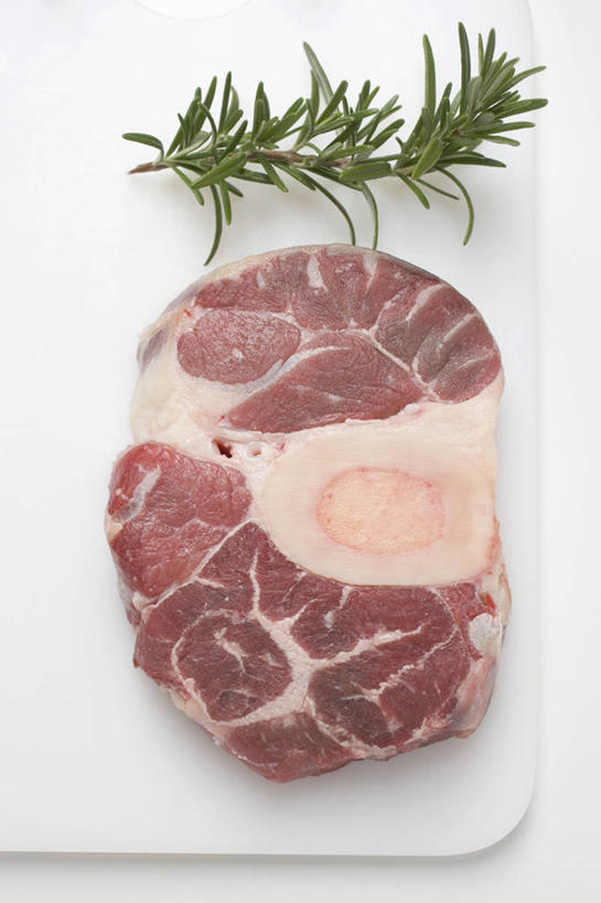 无人,竖图,俯视,室内,特写,白天,白色背景,桌面,桌子,一块,阴影,反射,纹路,木制,纹理,影子,肉,牛肉,案板,肉类,砧板,红色,木制品,摄影,影棚,迷迭香,肉食,肌理,海洋之露,彩图,高角度拍摄,影棚拍摄,拍摄