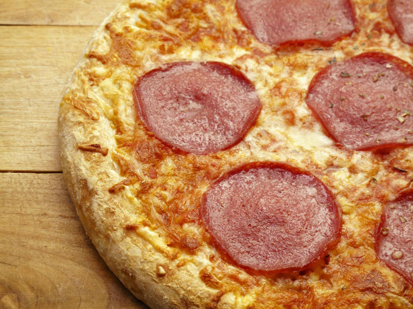 无人,横图,俯视,室内,特写,白天,烹饪,西餐,桌面,桌子,辣椒,蔬菜,阴影,新鲜,反射,木制,影子,肉,香肠,料理,食品,披萨,匹萨,腊肠,猪肉,菜肴,美食,肉类,食物,一个,木制品,快餐,西式,佳肴,有机食品,绿色食品,单个,比萨,肉食,西式快餐,垃圾食品,辣角,红海椒,大椒,辣虎,广椒,意大利薄饼,豚肉,辣子,红辣椒,海椒,番椒,彩图,高角度拍摄