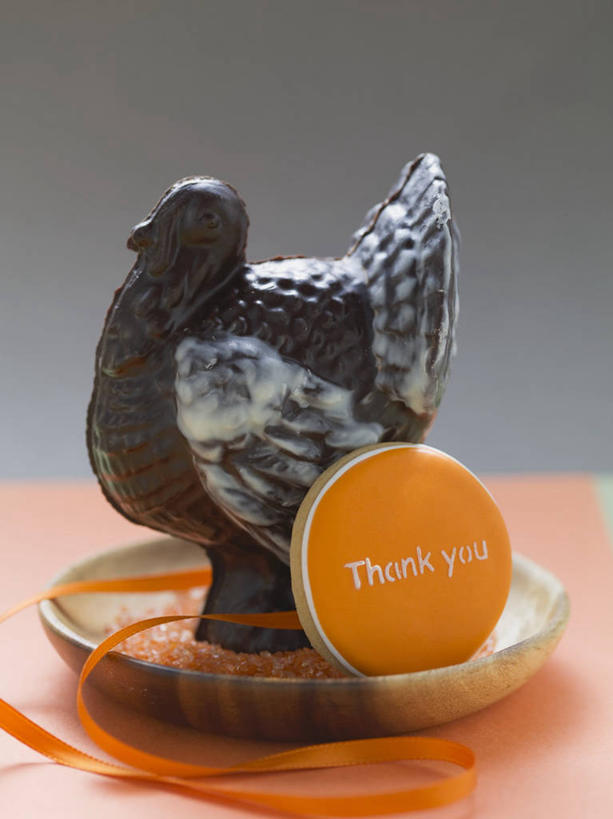 点心,无人,竖图,俯视,室内,特写,白天,桌面,桌子,鸡,餐具,雕塑,阴影,灰色背景,节日,庆祝,艺术,装饰,反射,木制,雕刻,雕像,碟子,盘,丝绸,丝带,影子,食品,糖,糖果,甜点,甜品,缎带,火鸡,曲奇,文化,家禽,绸带,食物,一个,动物,盘子,木制品,工艺品,碟,饼干,甜食,零食,巧克力,庆典,摄影,牲畜,影棚,单个,纪念,朱古力,黑巧克力,美术,主题,陈列,曲奇饼,曲奇饼干,感恩节,功能,美学,七面鸟,吐绶鸡,彩图,高角度拍摄,影棚拍摄,拍摄