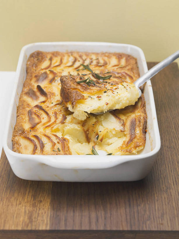 点心,无人,竖图,俯视,室内,特写,白天,下午茶,桌面,桌子,蔬菜,土豆,金属制品,阴影,新鲜,反射,金属,木制,影子,勺子,陶瓷,食品,陶瓷制品,蛋挞,食物,糕点,一个,木制品,容器,调羹,汤匙,碗,有机食品,绿色食品,单个,储藏,储存,馍馍蛋,蛋塔,洋芋,山药蛋,马铃薯,彩图,高角度拍摄,贮存