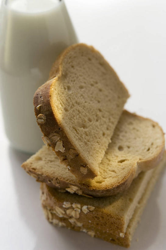 点心,面包,牛奶,无人,竖图,俯视,室内,特写,白天,白色背景,桌面,桌子,阴影,反射,木制,影子,食品,面点,饮品,营养,玻璃制品,食物,糕点,饮料,一个,玻璃瓶,木制品,瓶子,摄影,影棚,单个,乳制品,奶,牛乳,安神,彩图,高角度拍摄,影棚拍摄,拍摄