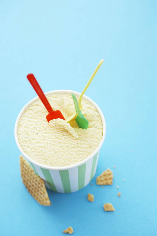 无人,竖图,俯视,室内,特写,白天,桌面,桌子,阴影,蓝色背景,反射,木制,影子,勺子,陶瓷,冰激凌,陶瓷制品,清凉,一个,木制品,容器,调羹,汤匙,碗,冷饮,香草,舒服,冰淇淋,摄影,影棚,单个,储藏,解暑,储存,解渴,雪糕,舒爽,冰糕,消暑,芳香植物,彩图,高角度拍摄,影棚拍摄,拍摄,贮存