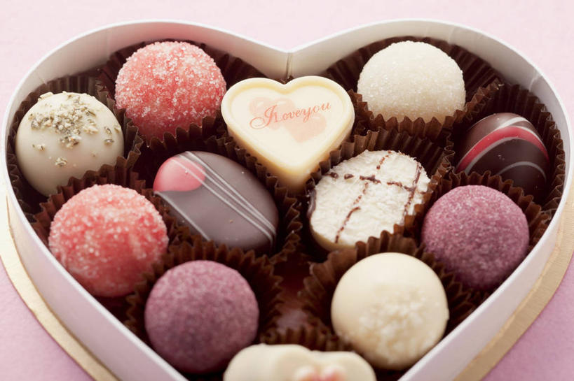 无人,横图,俯视,室内,特写,白天,爱情,桌面,桌子,情人节,阴影,节日,爱心,庆祝,反射,木制,影子,纸盒,食品,糖,糖果,甜点,甜品,浪漫,文化,白巧克力,盒子,食物,一个,包装盒,木制品,甜食,巧克力,庆典,温暖,温馨,心形,恩爱,摄影,影棚,单个,纪念,朱古力,纸托,黑巧克力,和睦,蛋糕托,蛋糕托纸,蛋糕纸托,心型,彩图,高角度拍摄,影棚拍摄,拍摄,融洽