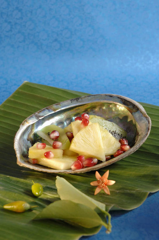 海鲜,无人,竖图,俯视,室内,特写,白天,植物,桌面,桌子,菠萝,猕猴桃,石榴,贝壳,餐具,水果,叶子,阴影,蓝色背景,新鲜,反射,木制,蜗牛,碟子,盘,纹理,影子,生食,沙拉,食品,果实,绿叶,色拉,水产,沙律,水果沙拉,海洋生物,食物,一个,绿色,动物,盘子,木制品,碟,嫩叶,摄影,鲍鱼,有机食品,绿色食品,影棚,单个,色拉酱,软体动物,石决明,水生动物,海产品,千岛酱,水生物,海底动物,肌理,鳆鱼,镜面鱼,明目鱼,叶,叶片,叶脉,贝类外壳,海螺壳,软体动物外壳,涂林,若榴,奇异果,猕猴梨,金罂,金庞,凤梨,丹若,安石榴,彩图,高角度拍摄,影棚拍摄,拍摄