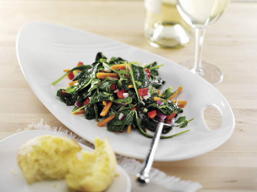 红酒,葡萄酒,无人,横图,俯视,室内,特写,白天,桌面,桌子,蔬菜,杯子,餐具,金属制品,阴影,新鲜,反射,金属,木制,碟子,高脚杯,盘,影子,勺子,生食,蔬菜沙拉,沙拉,食品,红酒杯,白葡萄酒,酒类,色拉,沙律,玻璃制品,酒,食物,饮料,盘子,酒杯,木制品,调羹,碟,汤匙,有机食品,绿色食品,色拉酱,葡萄酒杯,千岛酱,玻璃杯,彩图,高角度拍摄