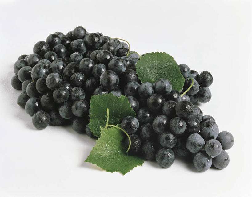 无人,横图,俯视,室内,特写,白天,白色背景,植物,桌面,桌子,葡萄,蔬菜,叶子,一堆,阴影,堆叠,堆积,新鲜,反射,木制,纹理,影子,食品,绿叶,食物,绿色,木制品,嫩叶,摄影,有机食品,绿色食品,影棚,堆,肌理,叶,叶片,叶脉,山葫芦,蒲桃,草龙珠,彩图,高角度拍摄,影棚拍摄,拍摄