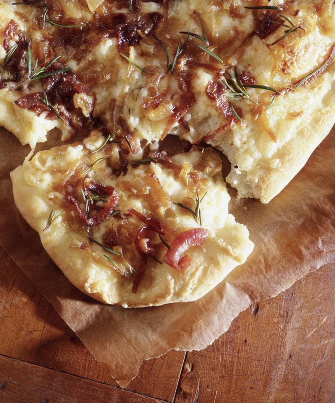 无人,竖图,俯视,室内,特写,白天,烹饪,西餐,桌面,桌子,辣椒,蔬菜,阴影,新鲜,反射,木制,影子,料理,食品,披萨,匹萨,菜肴,美食,食物,木制品,快餐,西式,佳肴,有机食品,绿色食品,迷迭香,比萨,西式快餐,垃圾食品,辣角,红海椒,大椒,辣虎,广椒,意大利薄饼,海洋之露,辣子,红辣椒,海椒,番椒,彩图,高角度拍摄