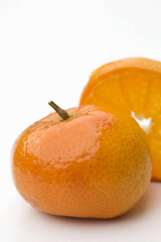 无人,竖图,俯视,室内,特写,白天,白色背景,桌面,桌子,柑橘,水果,切开,阴影,新鲜,反射,木制,影子,生食,食品,果实,食物,两个,木制品,切,橙色,摄影,有机食品,绿色食品,影棚,剖面,切面,橘子,桔子,橙子,橙,彩图,高角度拍摄,影棚拍摄,拍摄