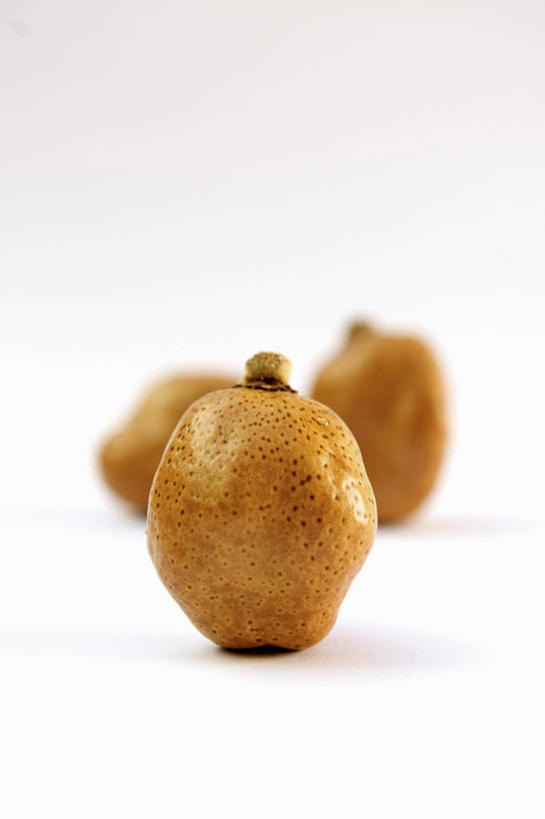 无人,竖图,俯视,室内,特写,白天,白色背景,桌面,桌子,浆果,水果,阴影,新鲜,反射,木制,影子,生食,食品,棕色,果实,食物,三个,木制品,摄影,有机食品,绿色食品,影棚,彩图,高角度拍摄,影棚拍摄,拍摄