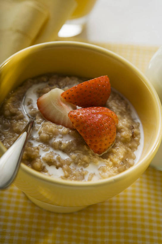 牛奶,无人,竖图,俯视,室内,特写,白天,早餐,桌面,桌子,草莓,浆果,水果,阴影,朦胧,模糊,新鲜,反射,木制,影子,勺子,陶瓷,谷物,生食,食品,果实,陶瓷制品,饮品,营养,美食,饮食,食物,饮料,一个,木制品,容器,调羹,汤匙,碗,保健,有机食品,绿色食品,单个,储藏,麦片,乳制品,奶,牛乳,储存,安神,洋莓,水果皇后,红莓,地莓,彩图,高角度拍摄,贮存