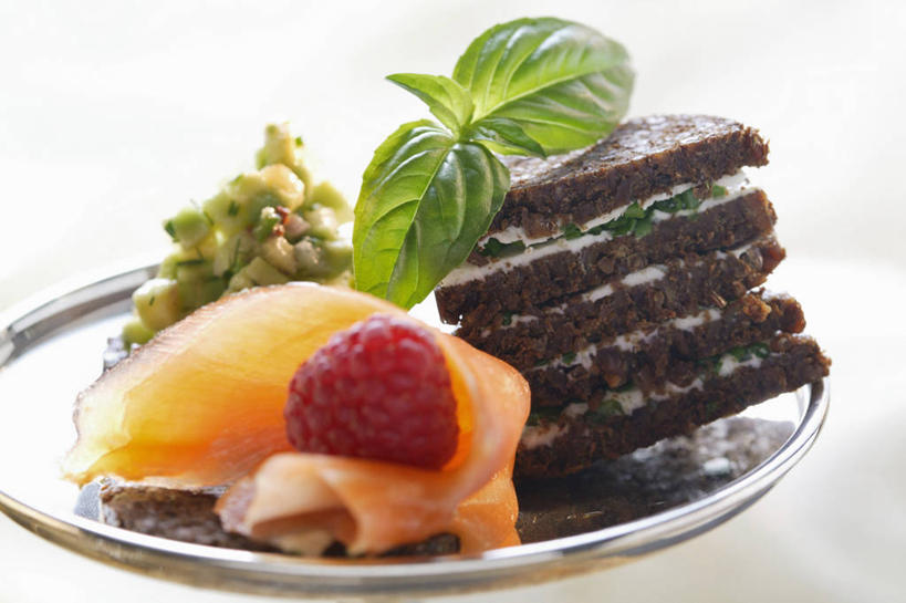 点心,面包,无人,横图,俯视,室内,特写,白天,白色背景,植物,桌面,桌子,餐具,水果,阴影,新鲜,反射,木制,碟子,盘,影子,生食,香料,鱼卵,食品,面点,甜点,甜品,果实,草药,鱼籽,中药,食物,糕点,一个,盘子,木制品,碟,甜食,奶油,香草,酪梨,鳄梨,摄影,有机食品,绿色食品,影棚,单个,油梨,罗勒,乳制品,紫苏,药材,中草药,九层塔,圣约瑟夫草,甜罗勒,樟梨,兰香,中药材,本草,激凌,克林姆,淇淋,牛油果,彩图,高角度拍摄,影棚拍摄,拍摄