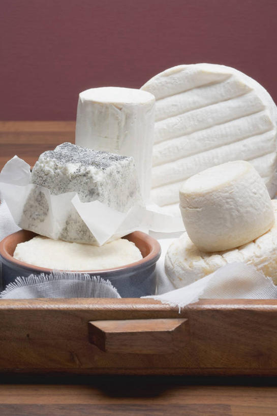 奶酪,无人,竖图,俯视,室内,特写,白天,餐桌,桌子,一堆,许多,阴影,堆叠,堆积,反射,木制,木盒,影子,陶瓷,干酪,起司,陶瓷制品,芝士,很多,营养,白色,木制品,容器,碗,乳酪,餐台,储藏,堆,乳制品,储存,发酵,山羊奶酪,彩图,高角度拍摄,贮存