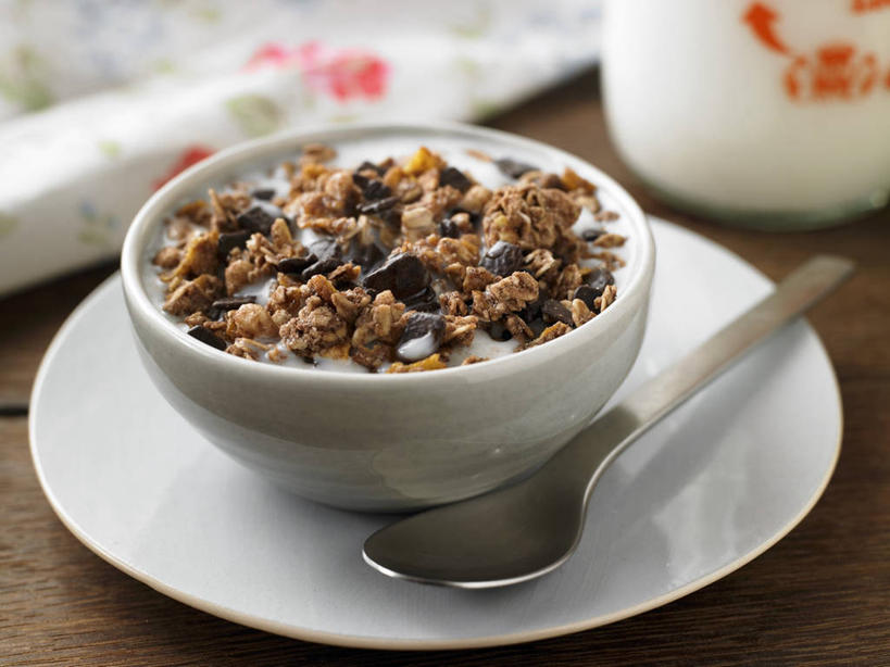 牛奶,无人,横图,俯视,室内,特写,白天,早餐,餐桌,桌子,葡萄,餐具,一堆,阴影,堆叠,堆积,朦胧,模糊,反射,碟子,罐子,盘,影子,勺子,陶瓷,谷物,食品,陶瓷制品,饮品,营养,美食,饮食,玻璃制品,饮料,盘子,玻璃瓶,瓶子,容器,调羹,碟,汤匙,碗,四个,葡萄干,保健,餐台,储藏,堆,麦片,一瓶,乳制品,奶,牛乳,储存,安神,乌珠木,山葫芦,蒲桃,草龙珠,彩图,高角度拍摄,贮存