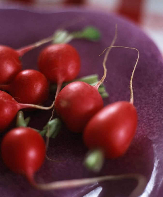 无人,竖图,俯视,室内,特写,白天,餐桌,桌子,萝卜,蔬菜,餐具,一堆,许多,阴影,堆叠,堆积,朦胧,模糊,新鲜,反射,碟子,盘,影子,食品,很多,食物,一个,红色,盘子,碟,有机食品,绿色食品,单个,餐台,堆,大红萝卜,东北红萝卜,莱菔,红萝卜,彩图,高角度拍摄