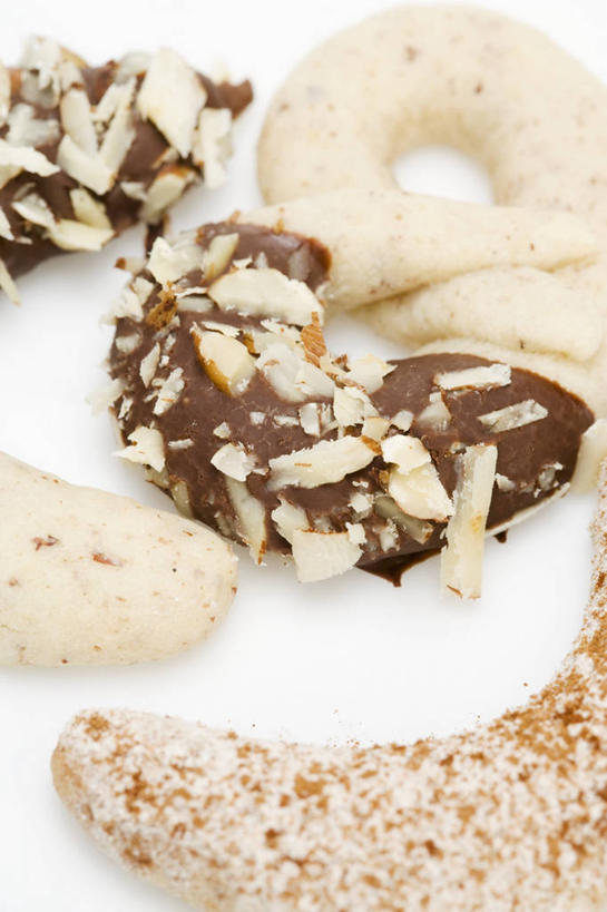 点心,无人,竖图,俯视,室内,特写,白天,白色背景,餐桌,桌子,许多,阴影,反射,影子,调味,香料,佐料,食品,坚果,面点,果实,肉桂,很多,食物,糕点,饼干,干果,零食,摄影,影棚,餐台,配料,榛子,桂皮,作料,官桂,牡桂,筒桂,香桂,玉桂,山板栗,椒盐卷饼,彩图,高角度拍摄,影棚拍摄,拍摄