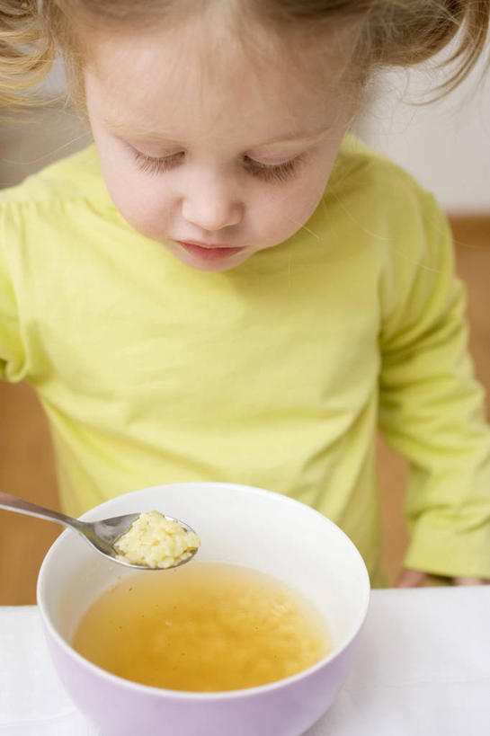 面食,面条,西方人,儿童,一个人,坐,竖图,俯视,室内,白天,纯洁,餐桌,桌子,欧洲,欧洲人,仅一个女性,仅一个人,握,阴影,服装,朦胧,模糊,反射,影子,勺子,陶瓷,面,汤,陶瓷制品,拿,拿着,注视,休闲装,两个,小孩,衣服,绿色,容器,调羹,汤匙,碗,观察,看,仅一个小孩,休闲,休闲服,可爱,童年,童趣,握着,服饰,餐台,观看,储藏,察看,储存,关注,童真,烂漫,无邪,天真,女孩,女人,女性,白种人,孩子,坐着,半身,彩图,高角度拍摄,贮存,女生