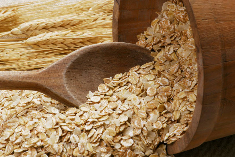 无人,横图,俯视,室内,特写,白天,早餐,餐桌,桌子,一堆,许多,阴影,堆叠,堆积,反射,木制,木盒,影子,勺子,谷物,食品,很多,美食,饮食,两个,木制品,容器,调羹,汤匙,保健,餐台,储藏,堆,麦片,储存,燕麦片,彩图,高角度拍摄,贮存