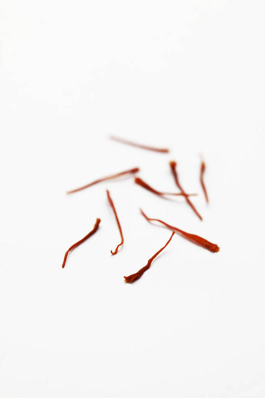 无人,竖图,俯视,室内,特写,白天,白色背景,快乐,餐桌,桌子,阴影,反射,影子,调味,香料,佐料,藏红花,红色,摄影,影棚,餐台,保护,番红花,配料,西红花,作料,彩图,高角度拍摄,影棚拍摄,拍摄