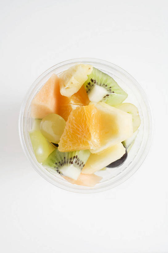 无人,竖图,俯视,室内,特写,白天,白色背景,餐桌,桌子,猕猴桃,水果,一堆,阴影,堆叠,堆积,新鲜,反射,影子,塑料,生食,沙拉,食品,果实,色拉,沙律,水果沙拉,食物,一个,容器,塑料制品,碗,摄影,有机食品,绿色食品,影棚,单个,餐台,色拉酱,储藏,堆,储存,千岛酱,奇异果,猕猴梨,彩图,高角度拍摄,影棚拍摄,拍摄,贮存