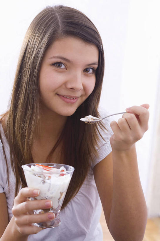 西方人,儿童,一个人,坐,笑,微笑,竖图,室内,白天,正面,早餐,纯洁,玻璃,欧洲,欧洲人,仅一个女性,仅一个人,一堆,握,堆叠,堆积,服装,勺子,谷物,食品,拿,拿着,注视,休闲装,美食,饮食,玻璃制品,两个,小孩,衣服,容器,调羹,汤匙,碗,观察,看,仅一个小孩,休闲,休闲服,可爱,童年,童趣,握着,保健,服饰,观看,储藏,堆,麦片,察看,储存,关注,童真,烂漫,无邪,天真,女孩,女人,女性,白种人,孩子,坐着,半身,彩图,贮存,女生