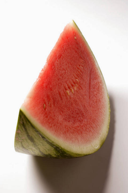 无人,竖图,俯视,室内,特写,白天,白色背景,餐桌,桌子,西瓜,水果,一块,切开,阴影,新鲜,反射,影子,生食,食品,果实,食物,红色,绿色,切,摄影,有机食品,绿色食品,影棚,餐台,剖面,切面,寒瓜,彩图,高角度拍摄,影棚拍摄,拍摄