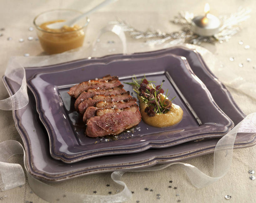 无人,横图,俯视,室内,特写,白天,餐桌,桌子,餐具,水果,玻璃,一排,切开,阴影,新鲜,整齐,反射,碟子,盘,影子,肉,生食,食品,果实,鸭肉,肉类,玻璃制品,食物,排列,三个,盘子,容器,碟,碗,果酱,切,有机食品,绿色食品,餐台,储藏,储存,队列,剖面,肉食,切面,果子酱,彩图,高角度拍摄,贮存